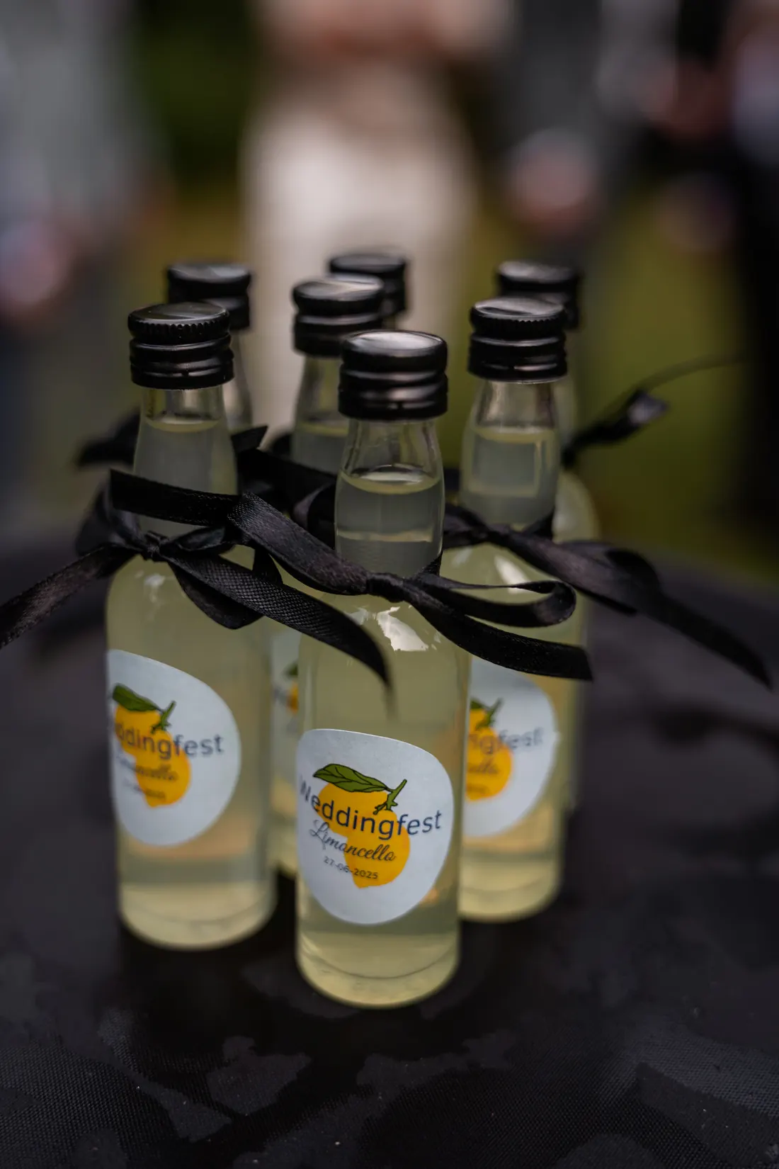 Mini-flesjes limoncello met gepersonaliseerde Weddingfest-etiketten